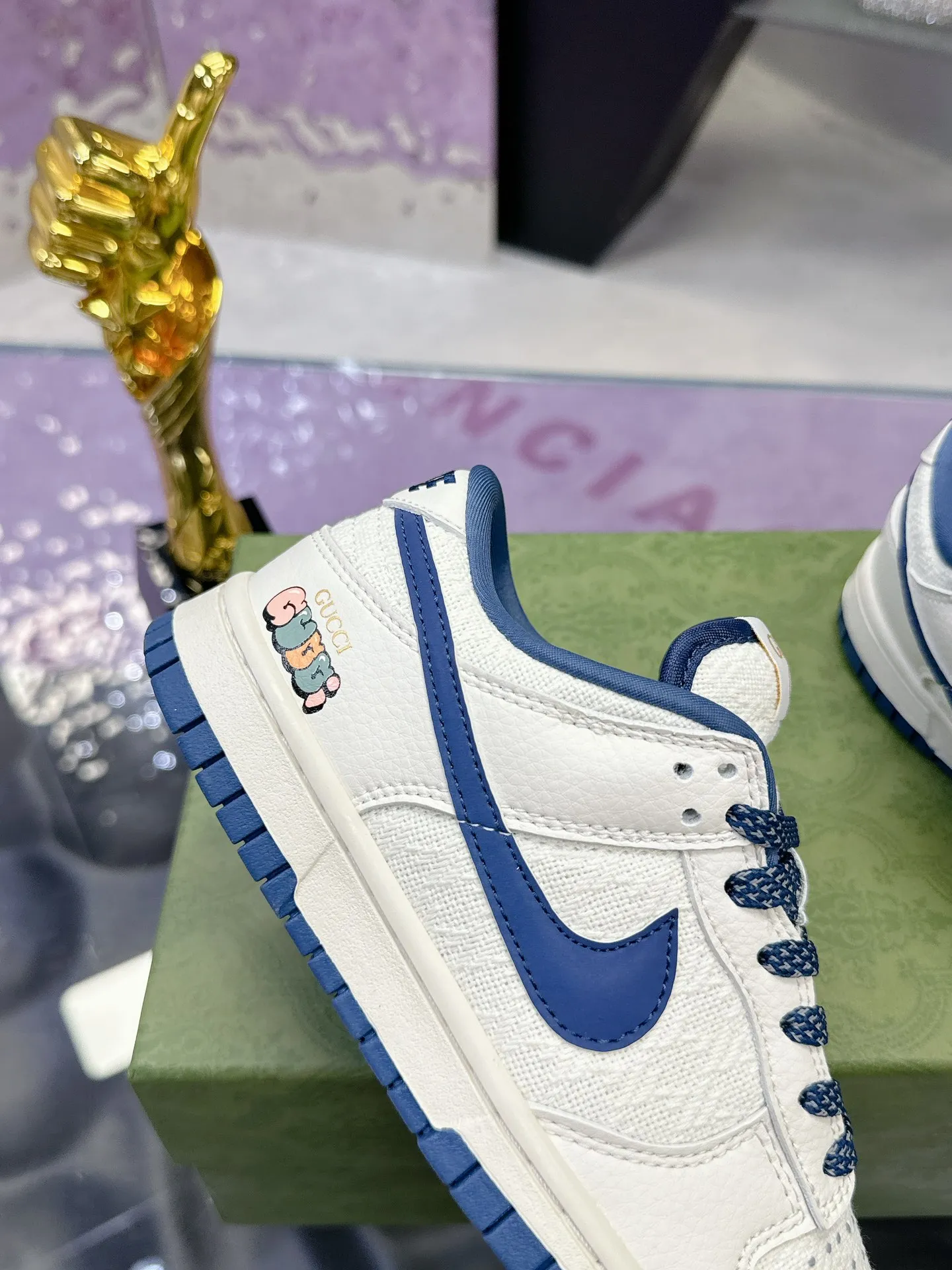 Men's shoes 💰580❤️❤️❤️ Gucci co-branded dunk Nike The latest official model 💓Gucci x Nike Dunk SB series 💓 Produced by Foshan Factory. The shoe body is made of off-white canvas as the main color, with an off-white leather frame overlay, making the shoe very versatile. The tongue is embroidered with yellow Gucci words, and the Swooshb on both sides of the shoe body The logo is embellished with sky blue, and the tongue is made of mesh material, which enhances breathability and is very versatile overall. The word Gucci on the lower side of the heel is decorated in 3D, the mini Nike Swoosh Logo on the side of the toe is embellished with sky blue embroidery, and the yellow Gucci brand name is printed on the heel to highlight the joint identity. Finally, an aged oxidized midsole and a blue outsole complete the overall design. Size: 35-45 Full set of Gucci packaging